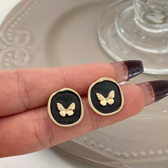 NWT Paige Gold Butterfly Stud Earrings - Picture 3 of 6